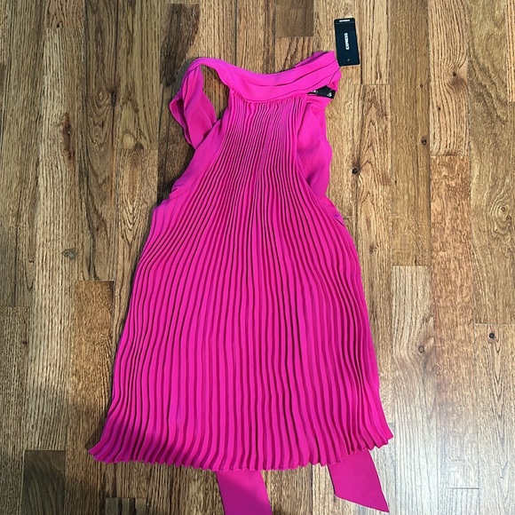 Express tie halter top pleated - Picture 3 of 4
